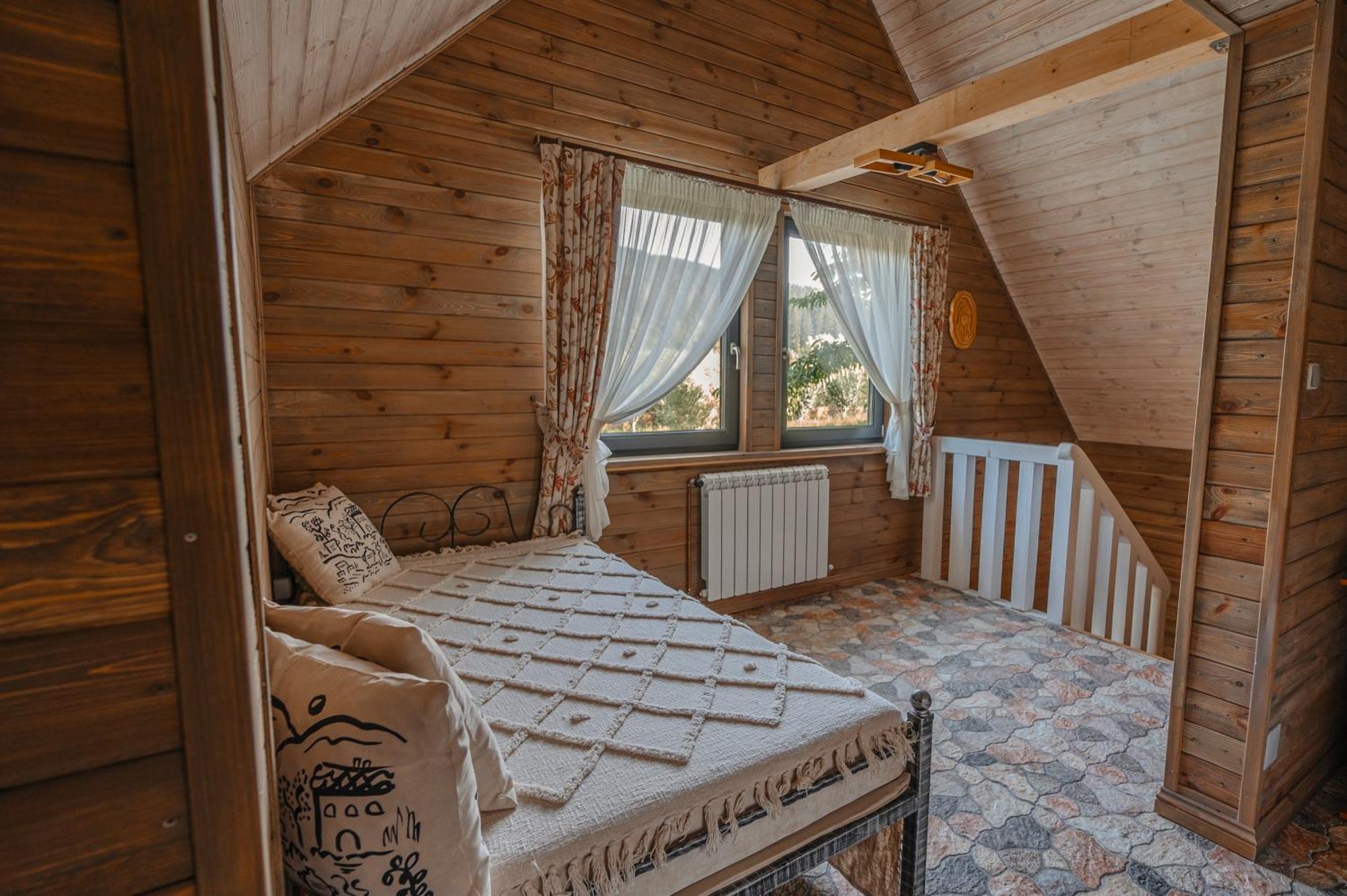 Moonlake Chalet Gainesti Exteriör bild